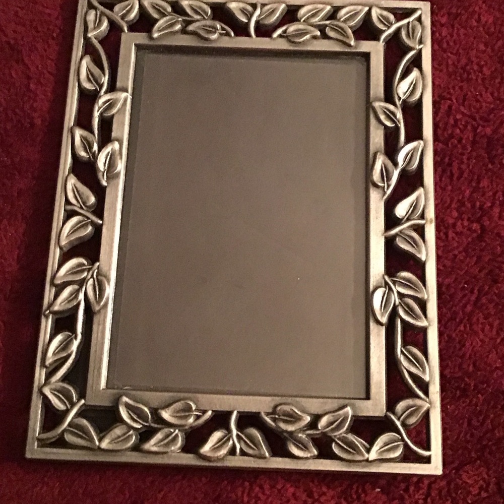 Elegant Silver Leaf Design Photo Frame - Picture 3 of 5